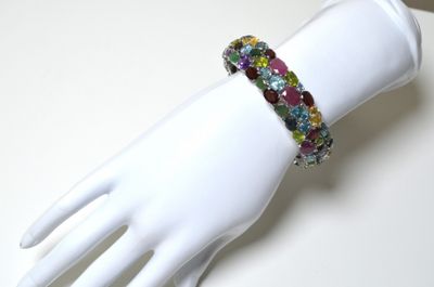 Un jonc ouvrant en argent serti en pavage de + de 65 cts env…