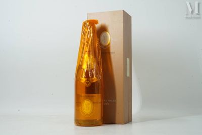 une bouteille de liquide posée à côté d'une boîte sur une table