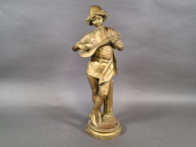 statue en bronze représentant une femme tenant un panier de fleurs, posée sur un socle