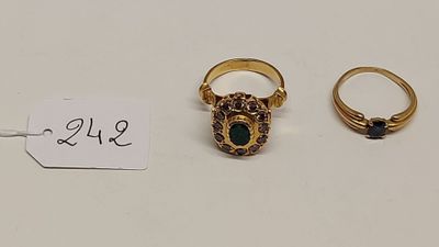 trois bagues en or et une bague sertie d'une pierre verte