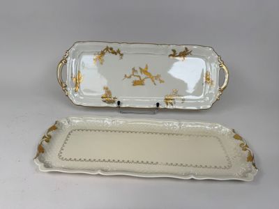 deux plateaux blancs et dorés ornés d'oiseaux et de fleurs
