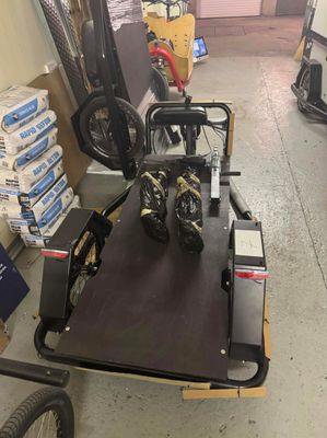 un chariot sur lequel se trouve un vélo, dans une pièce