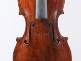 un vieux violon avec un archet sur fond blanc