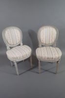 Ensemble de quatre chaises en bois rechampi gris à dossier m… (photo 5)