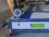 une image d'une machine qui travaille sur un morceau de bois