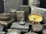beaucoup d'objets en argent posés sur une table