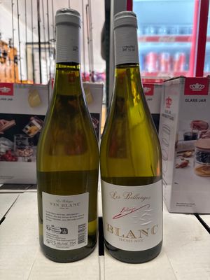deux bouteilles de vin blanc posées sur une table