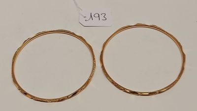 une paire de boucles d'oreilles en or sur fond blanc