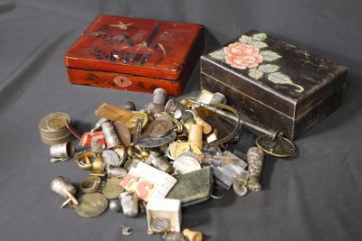 un grand nombre d'objets différents posés sur une table