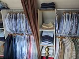 une armoire remplie de nombreuses chemises et cravates