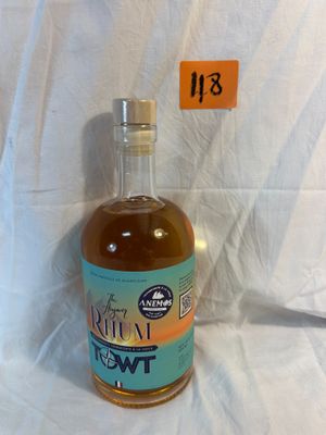 une bouteille d'alcool posée sur une table