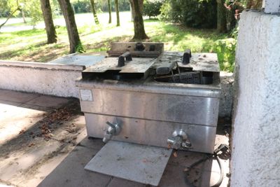 un barbecue posé sur le bord de la route