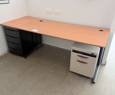un bureau sur lequel se trouvent un classeur et un ordinateur