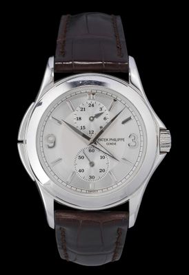un gros plan d'une montre sur fond noir, avec un fond noir