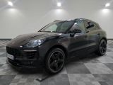 La Porsche Cayenne est garée sur un sol à damier dans un garage