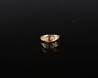 une bague en or sertie d'un rubis et de diamants sur un fond noir