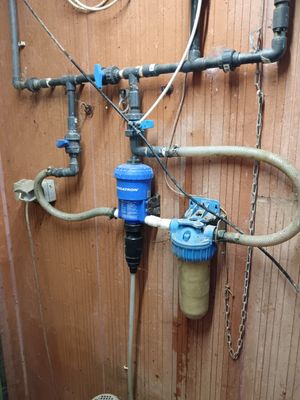 des toilettes équipées d'un tuyau dans la salle de bains