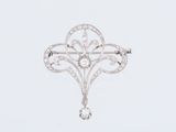 une broche Art déco en forme de diamant, en or blanc
