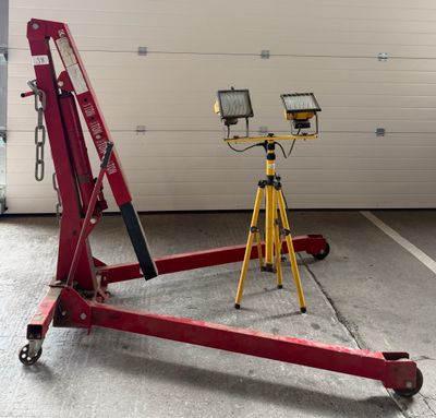 une grue rouge qui se trouve dans un garage