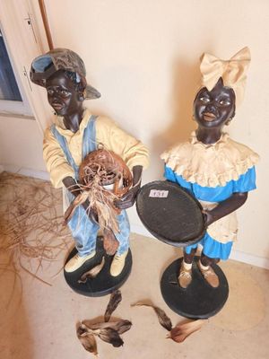 deux figurines placées l'une à côté de l'autre
