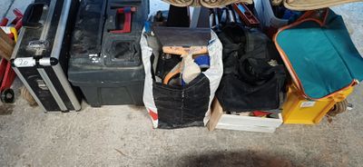 une pile de bagages posée par terre à côté d'une pile de valises