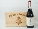 une bouteille de vin posée à côté d'une caisse en bois