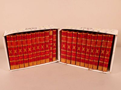 deux livres qui se trouvent dans une boîte posée sur une table