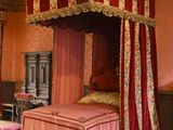 une photo d'une chambre à coucher avec un lit à baldaquin