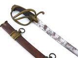 une épée d'aspect très ancien, dotée d'une très longue lame