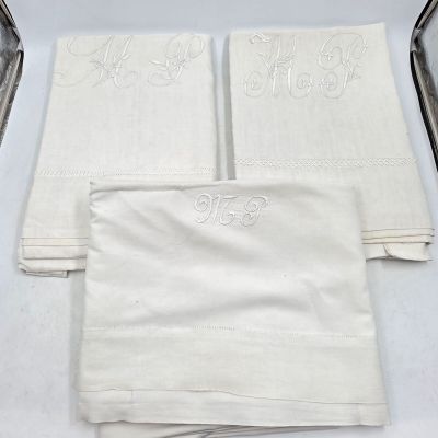 625 / CH-ENT / Lot de 3 draps en coton blanc monogrammé…
