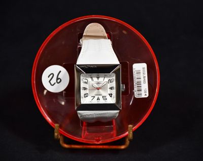 une montre posée sur une assiette rouge