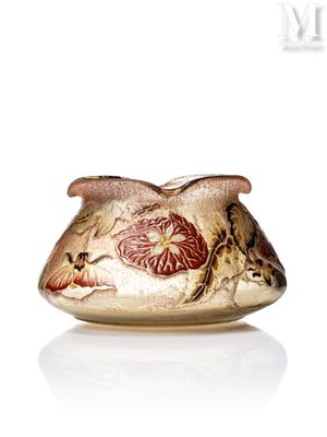 un vase en verre avec un motif sur une surface blanche