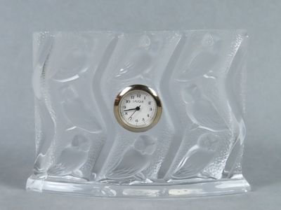 une horloge transparente dans un sac transparent posé sur une table