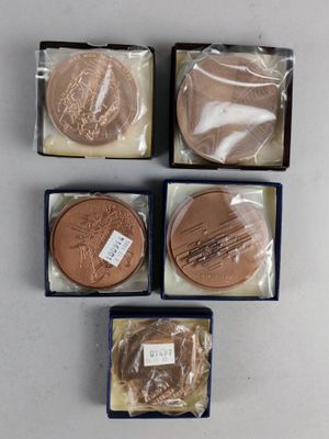 quatre sortes de biscuits dans une boîte posée sur une table
