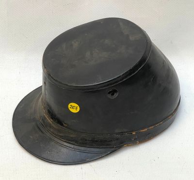 un chapeau noir sur lequel est collé un autocollant jaune