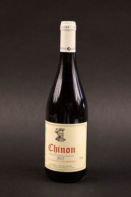 une bouteille de vin posée sur une table