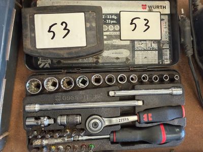 de nombreux outils dans une boîte à outils posée sur la table