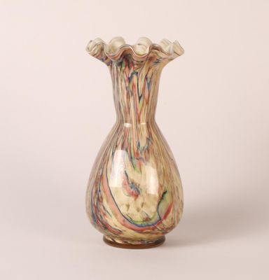 un vase en verre avec un motif multicolore