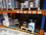 une étagère sur laquelle sont empilées des boîtes, encore et encore, dans un entrepôt