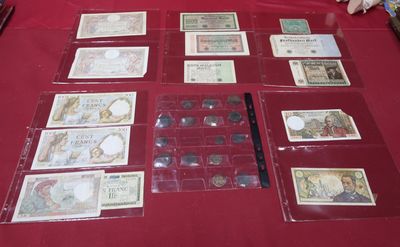 tout un tas de billets de banque de différents types posés sur une table