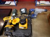 de nombreux outils posés sur une table