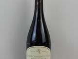 une bouteille de vin posée sur une table