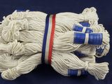 un tas de corde blanche sur une surface bleue