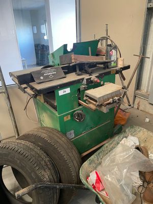 une machine verte qui se trouve dans une pièce