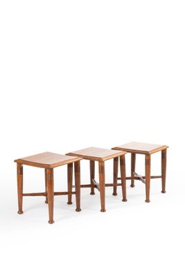 Travail ARTS & CRAFTS Suite de trois tabourets en chêne à as… - Photo 1