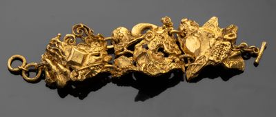 CHRISTIAN LACROIX Manchette en métal doré martelé gravé repe… - Photo 1