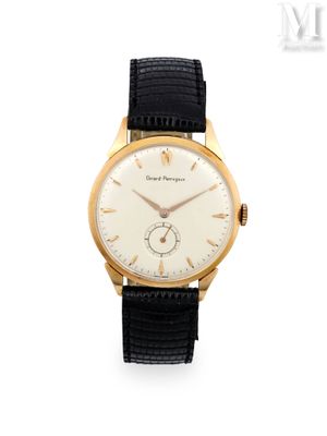 gros plan d'une montre sur une surface blanche avec un bracelet noir
