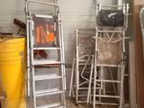 une échelle appuyée contre un mur dans un garage