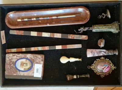 une boîte contenant divers objets sur une table