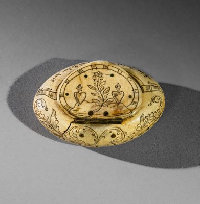 une photo d'un objet sculpté posé sur une table